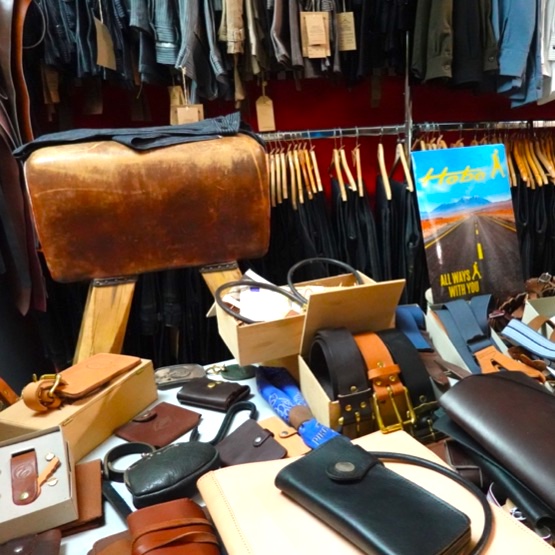 RockCatRoll Handgefertigte Hosenträger und Zubehör aus Leder für Pike Brothers Denim Jeans. Der Shop für Oldschool Arbeits Jeans Accessoires von Fat Mike aus Bünde