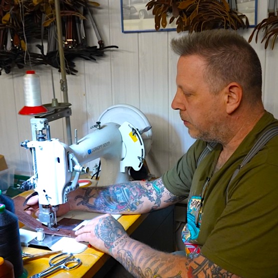 RockCatRoll Handgefertigte Hosenträger und Zubehör aus Leder für Pike Brothers Denim Jeans. Der Shop für Oldschool Arbeits Jeans Accessoires von Fat Mike aus Bünde