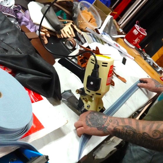 RockCatRoll Handgefertigte Hosenträger und Zubehör aus Leder für Pike Brothers Denim Jeans. Der Shop für Oldschool Arbeits Jeans Accessoires von Fat Mike aus Bünde